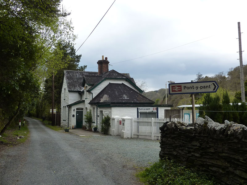 Pont-y-pant station
